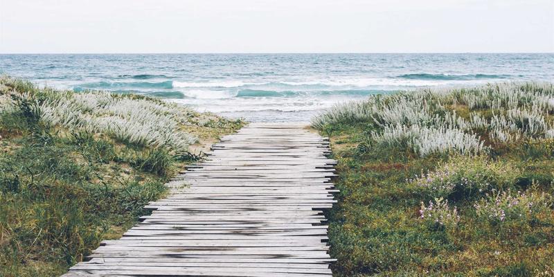 居家办公环境优化：融合休闲娱乐与健康生活的桌椅灯光布局方案