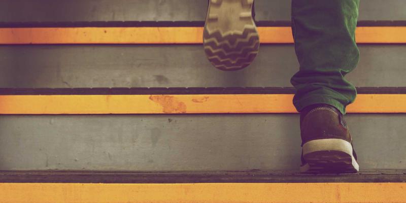 居家运动方案：小空间高效健身器材与跟练课程推荐，让旅行、美食与健康生活完美融合